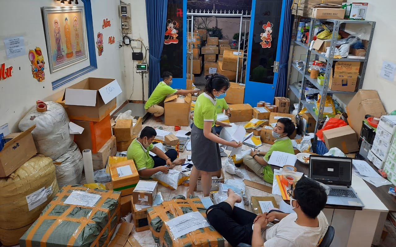 Nhân viên Gateway Express kiểm tra và đóng gói hàng gửi quốc tế tại văn phòng